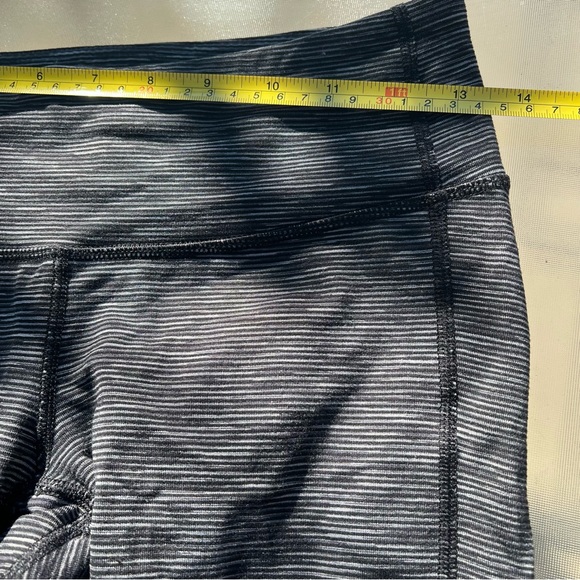 Athleta Womens Chaturanga Black Cropped Capri Leggings Size Small 722061-00 - Picture 4 of 7